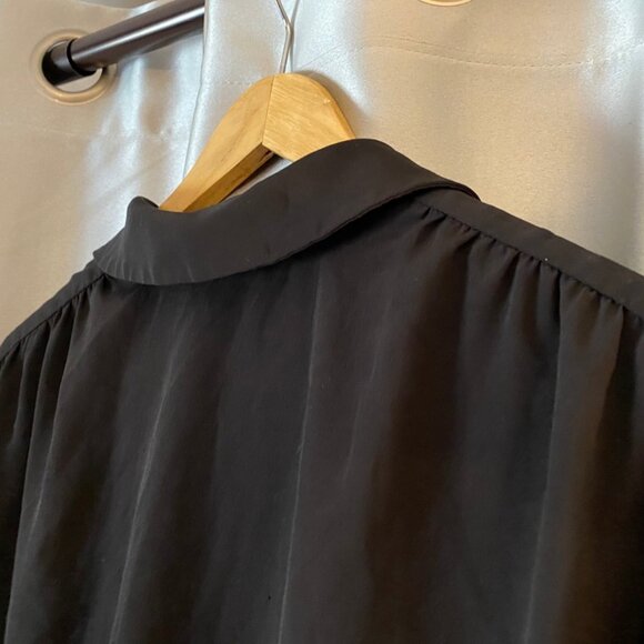 Flowy Blouse with wrist cuffs - Picture 5 of 6